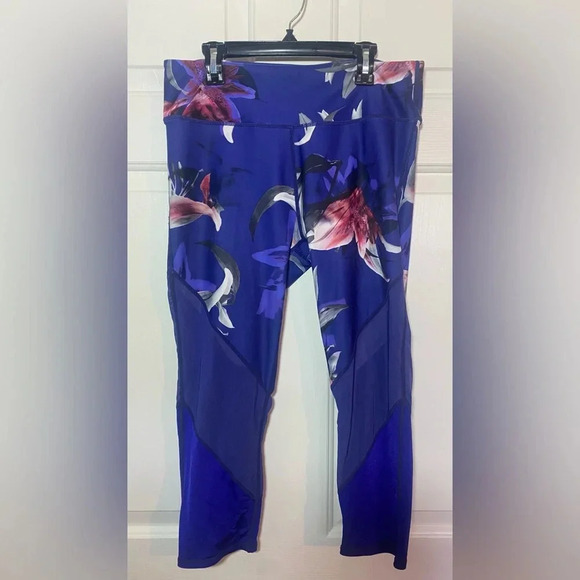 Fabletics Mid-Rise Mesh Powerhold® Capri Workout Leggings in Midnight Lily M - Picture 2 of 6